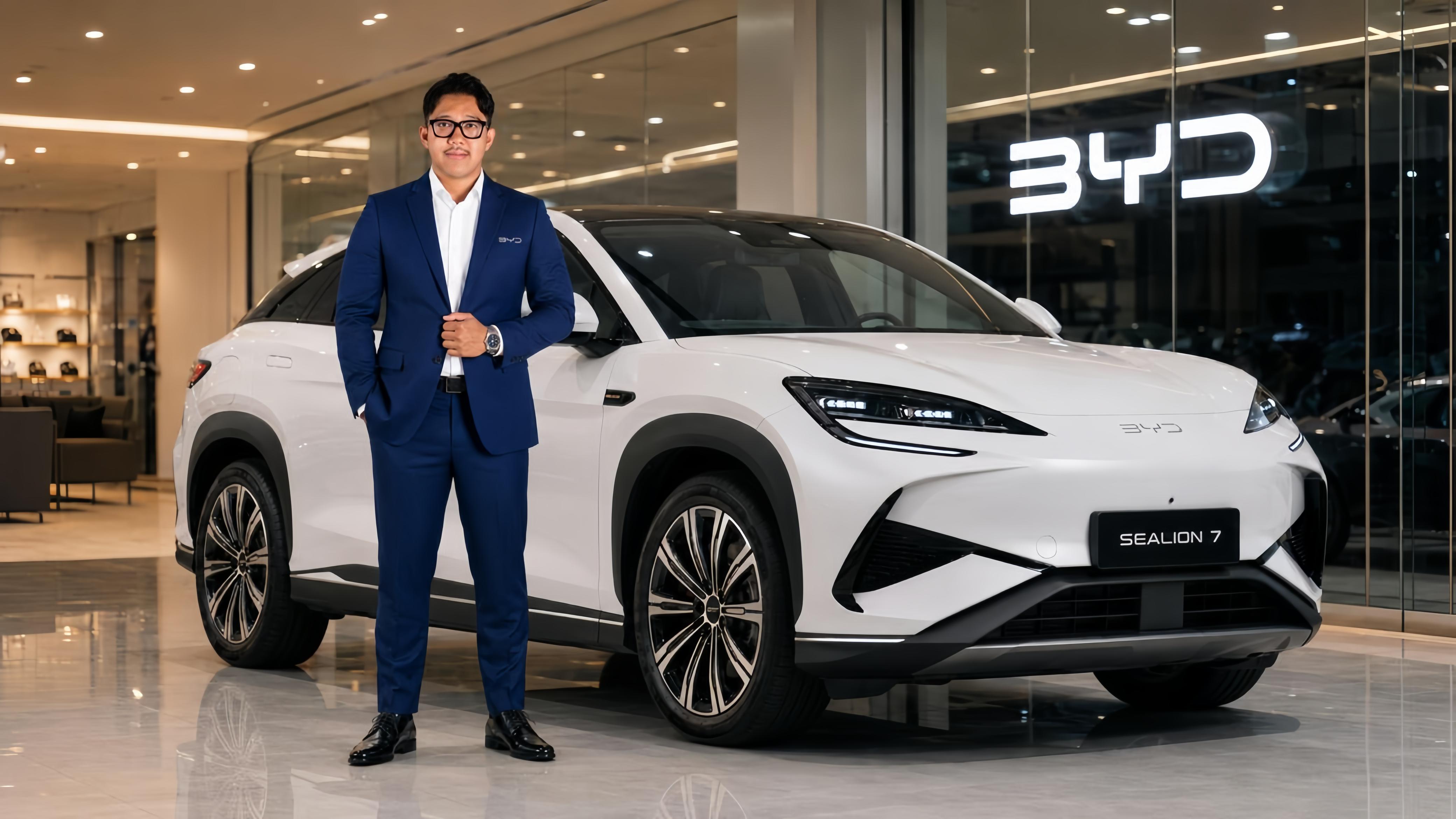 Konsultan BYD bersama BYD Sealion 7 di showroom BYD Harmony Auto Sudirman Jakarta